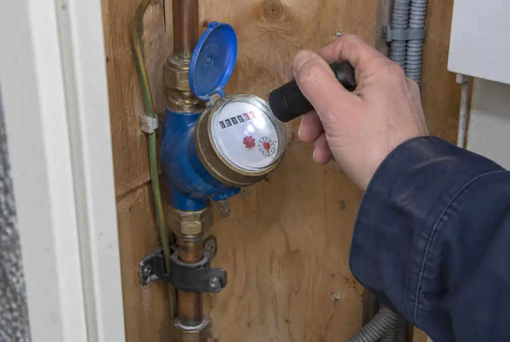 Lekdetectie Heerde – watermeter in de meterkast controleren met een zaklamp